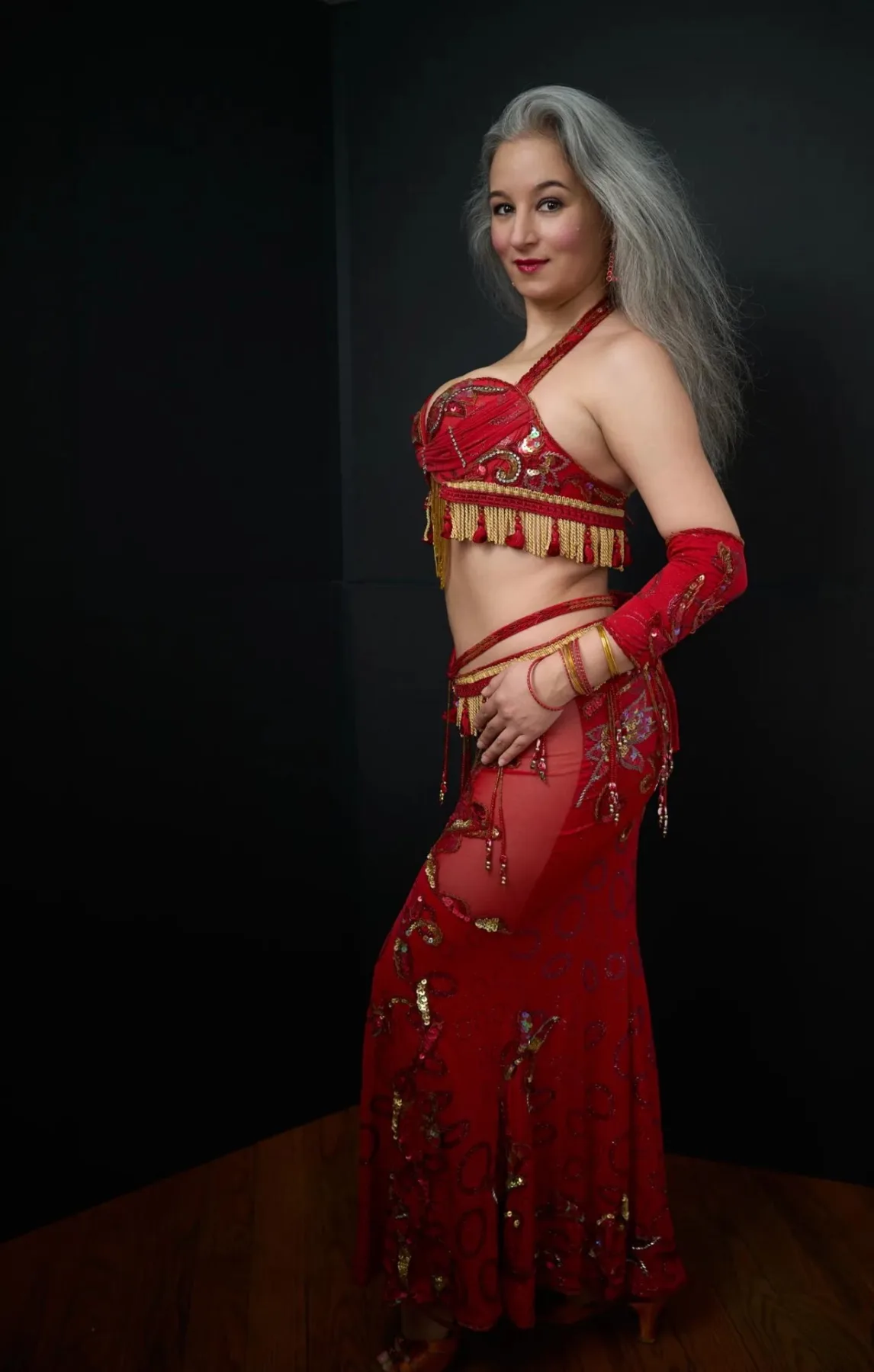 Alexandra performing bellydance live in Chicago